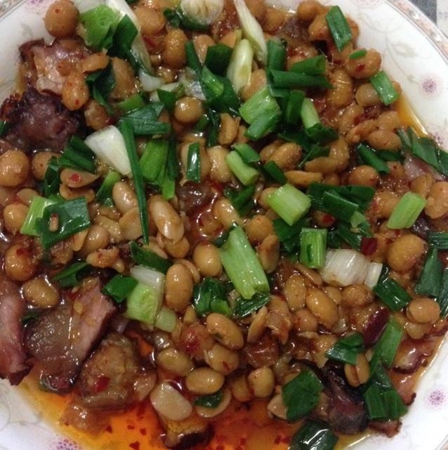 湖南烟熏肉蒸腊八豆的做法