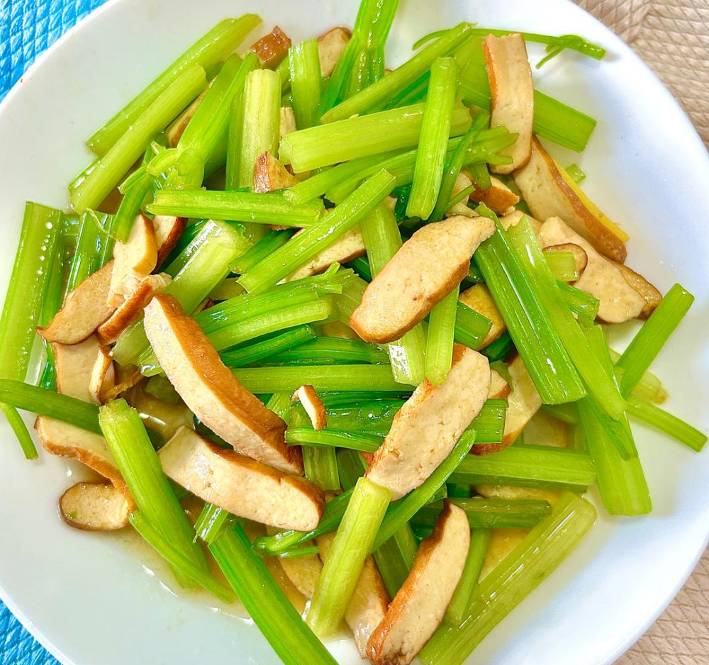 芹菜炒豆干的做法