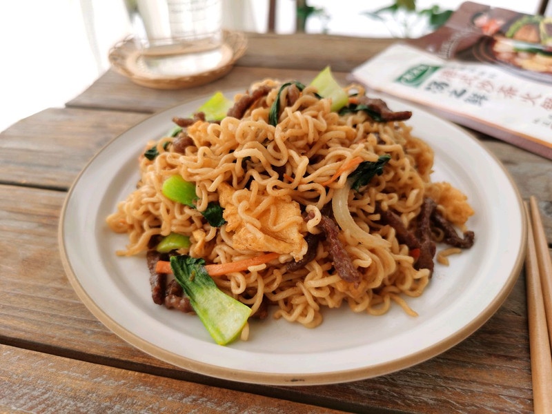 沙茶肉丝炒面的做法