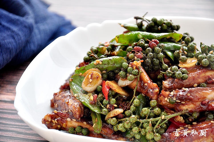 青花椒炒鸡翅的做法