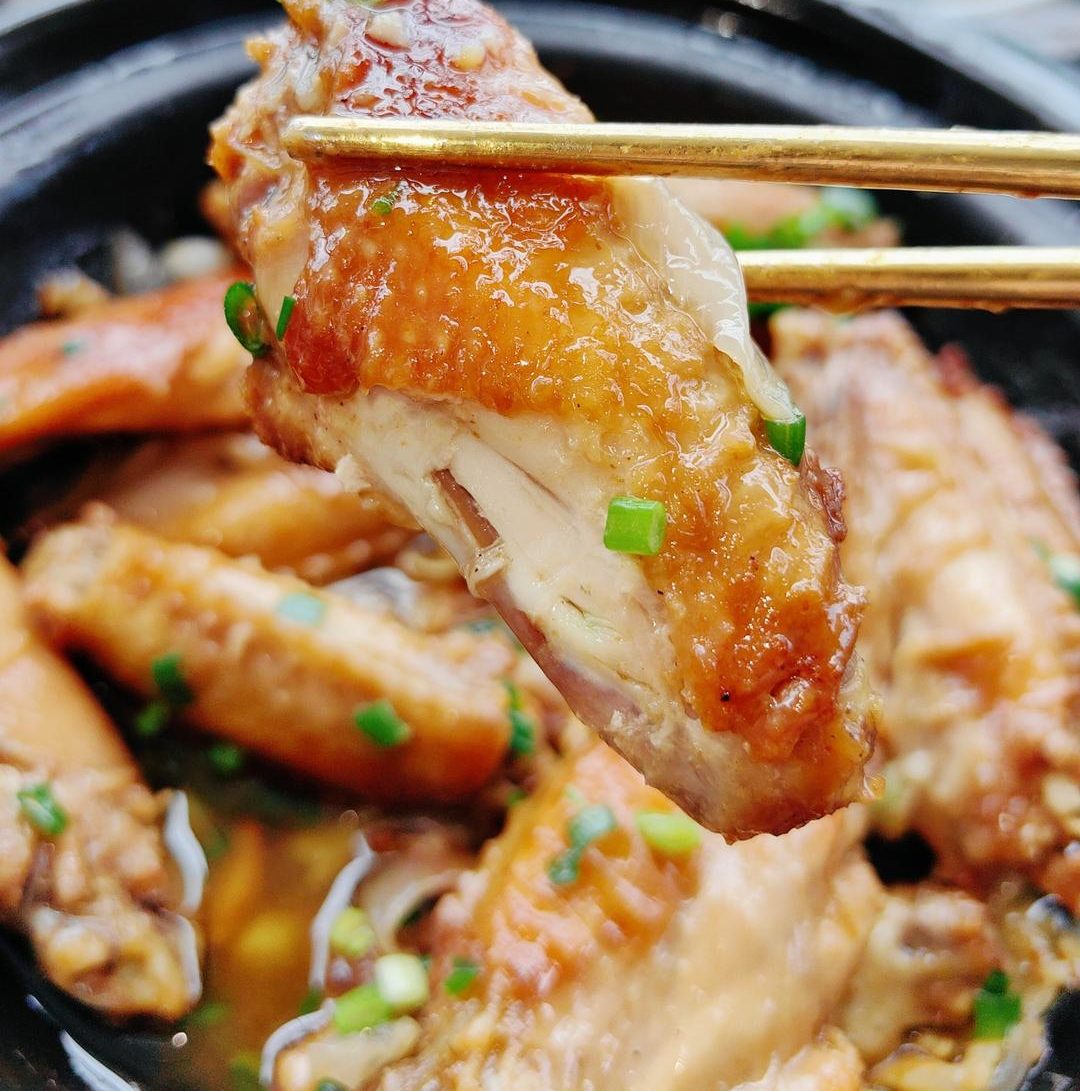 下饭菜「沙姜鸡翅啫啫煲」的做法