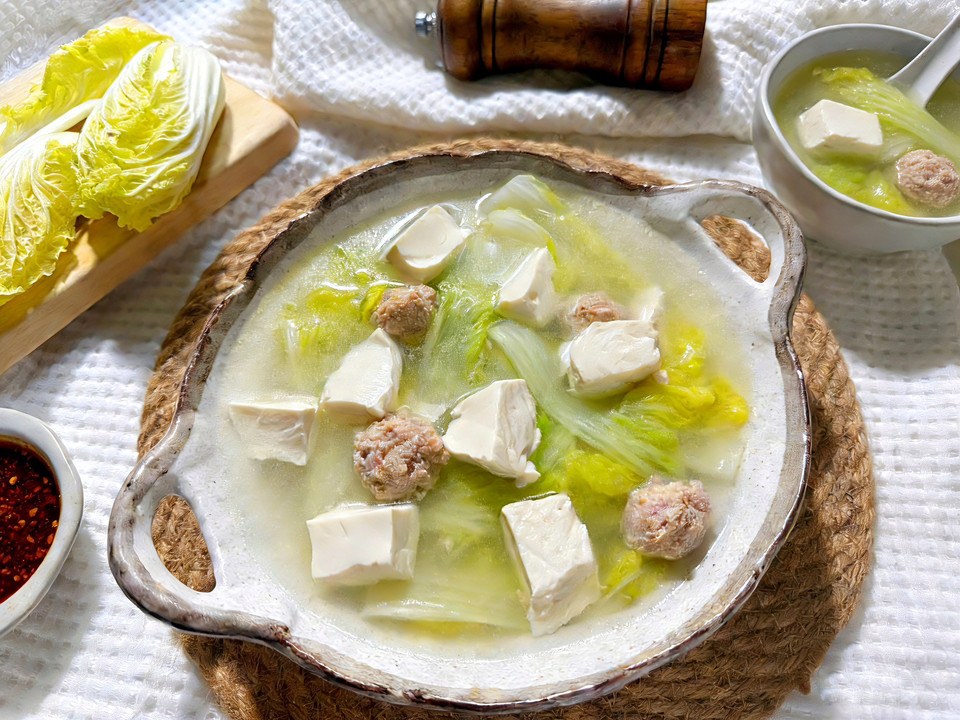 白菜肉丸豆腐汤的做法