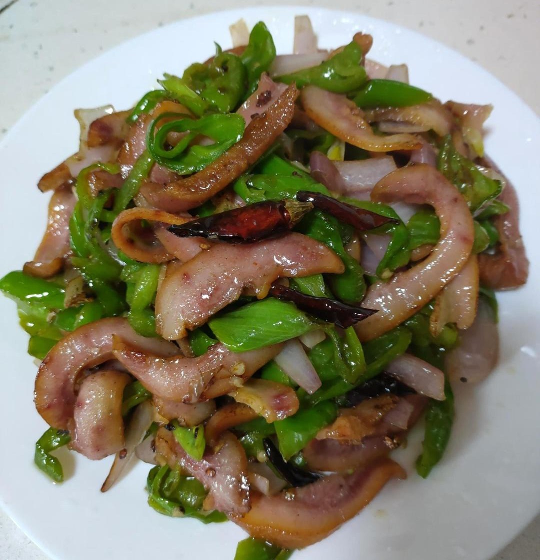 青椒炒卤猪头肉的做法