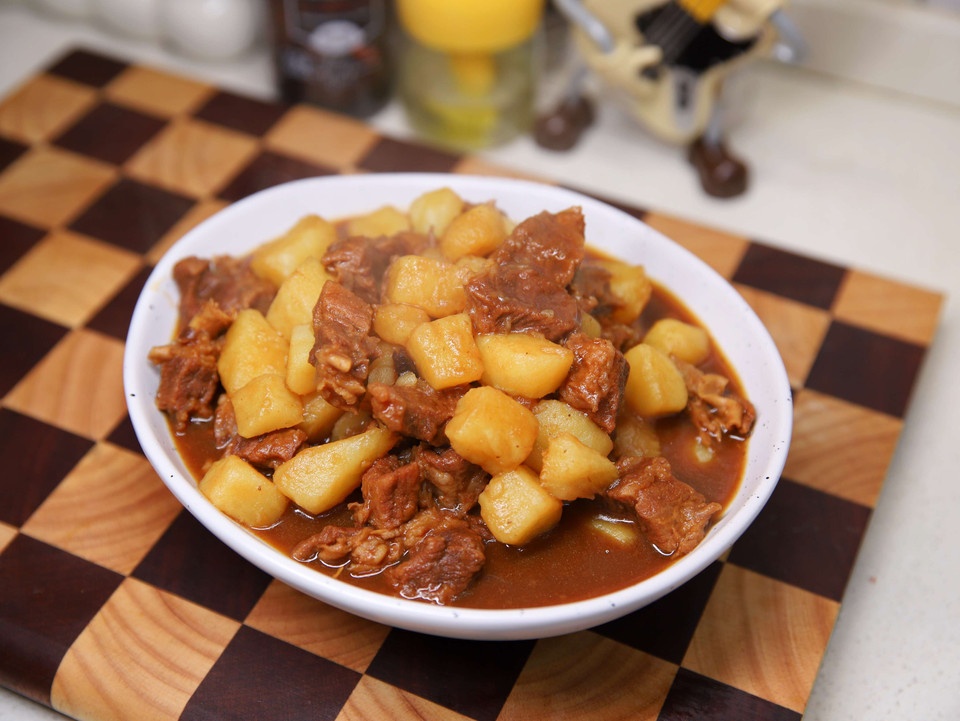 红烧土豆牛腩的做法