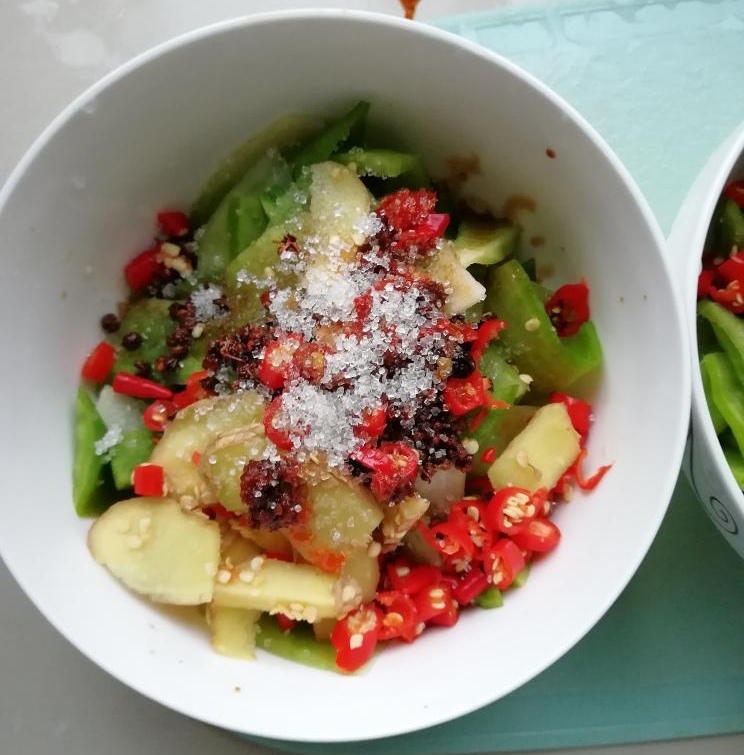 超好吃的凉拌青萝卜片的做法