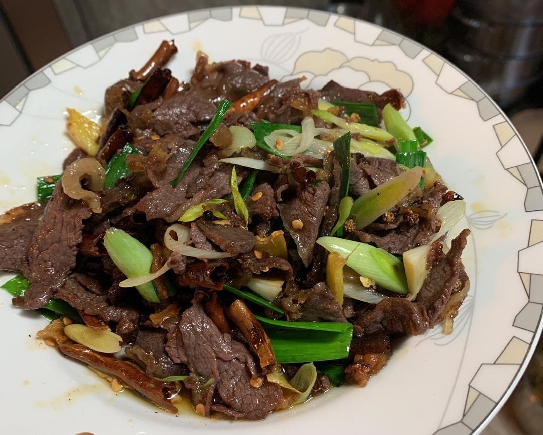 非常好吃的蒜苗叶“炒牛干巴”的做法