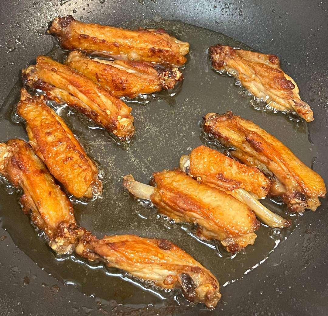 好吃又简单的香煎鸡翅，大人小孩都爱吃，鲜香味美，关键还简单易上手，大家一起来试试吧