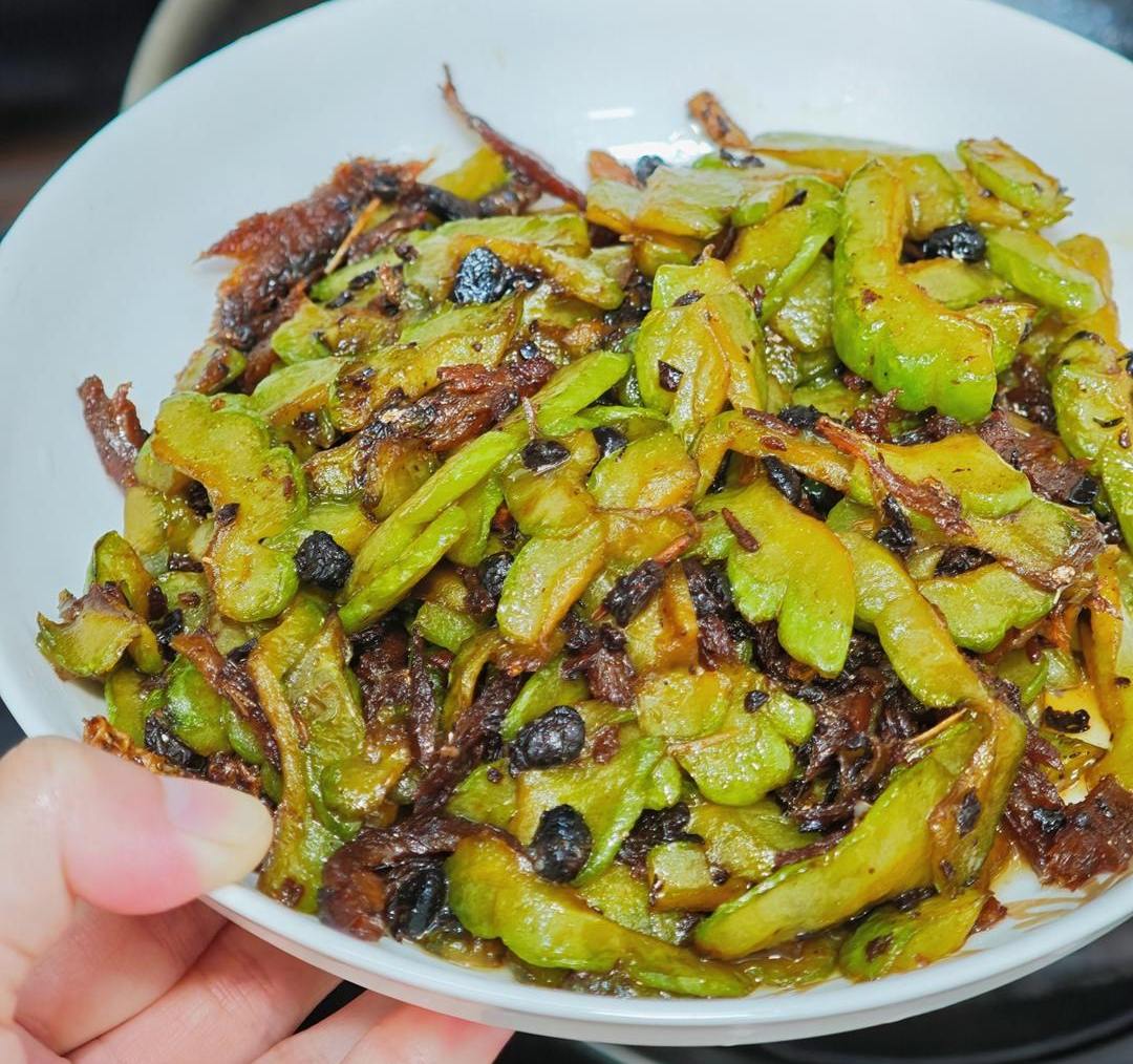 广东经典下饭菜豆豉鲮鱼炒苦瓜