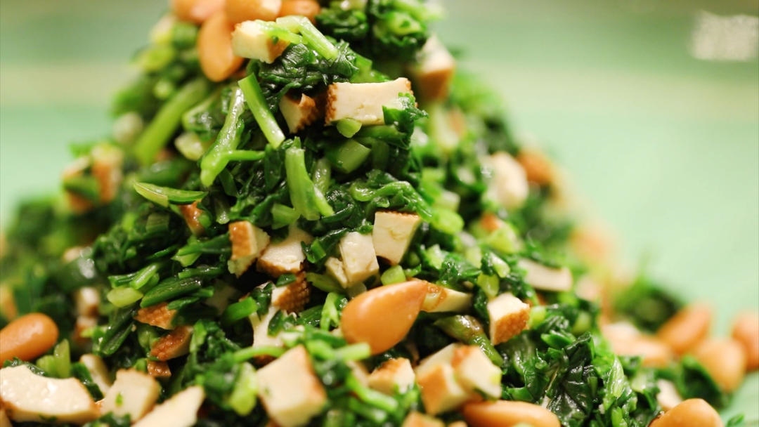 【马兰头拌香干】要想马兰头碧绿爽脆，拌前得多这一步！