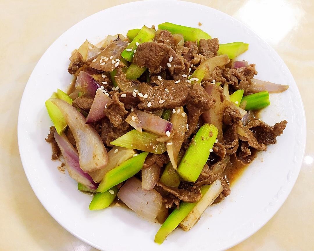 （减脂餐）洋葱芦笋炒牛肉（180大卡）